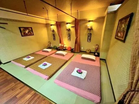 カーテンで仕切られているので、周りの目を気にせず施術ができます。